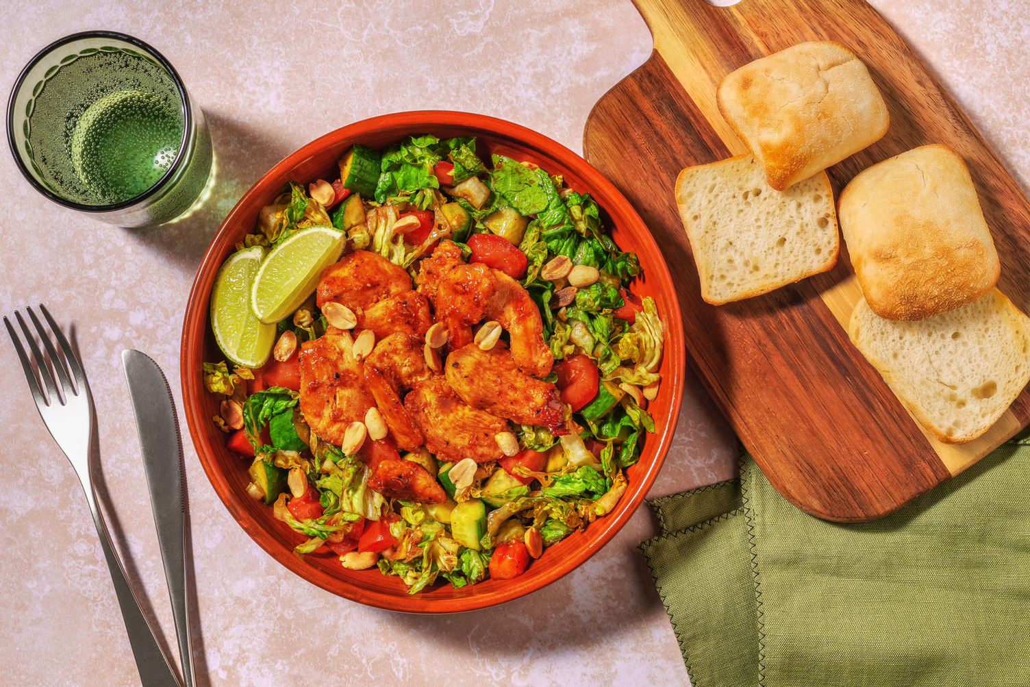 Sticky Sriracha-Hähnchen auf Asia-Salat