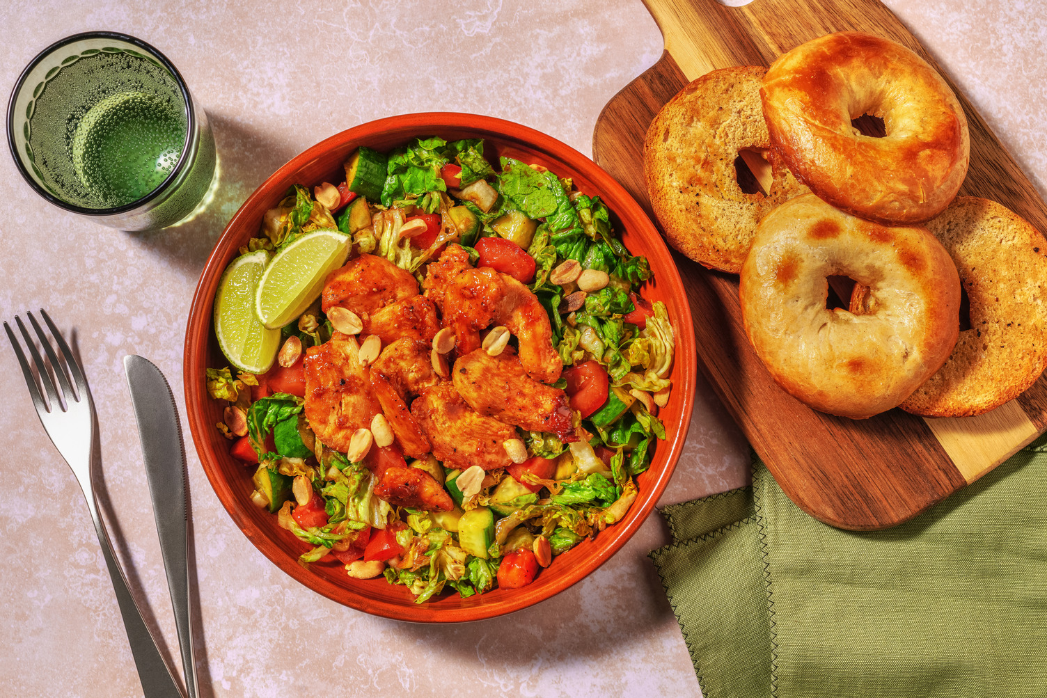 Doppelt Sticky Sriracha-Hähnchen auf Asia-Salat