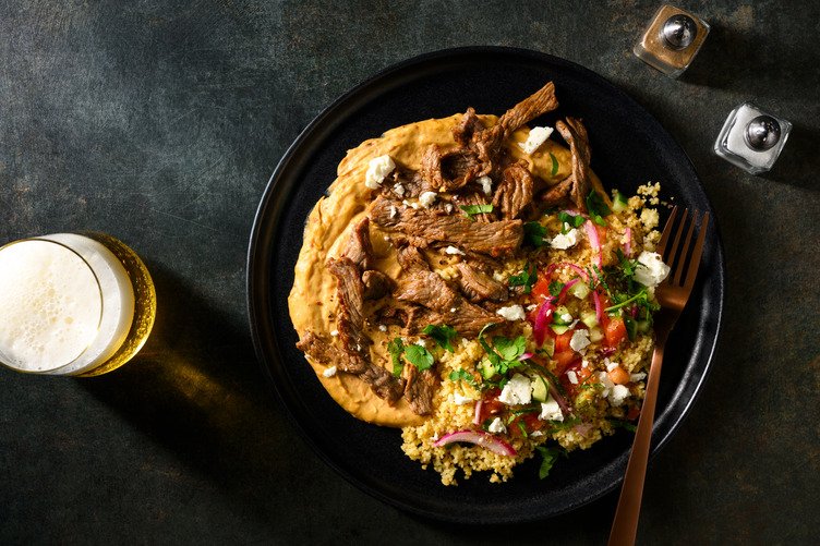 Bowl de steak, feta & houmous au poivron pointu