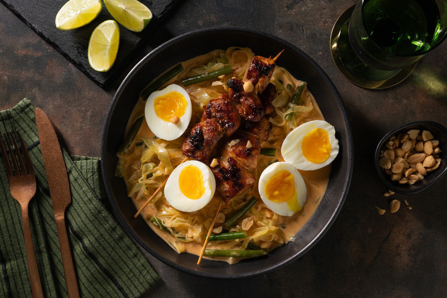 Brochettes de poulet, haricots verts coco-citron vert