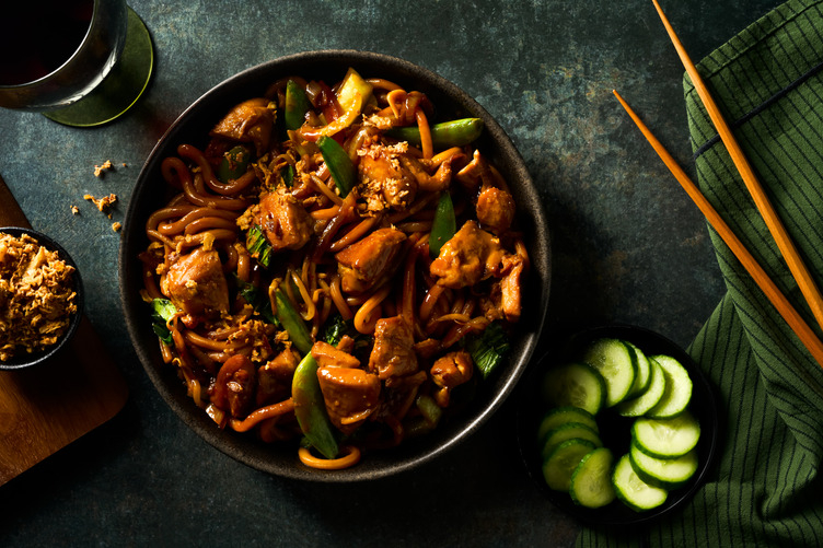 Poulet en sauce cacahuète & nouilles udon sautées
