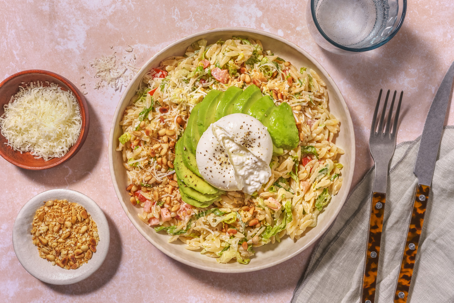 Veggie Orzo-Caesar-Salat mit Avocado & Burrata