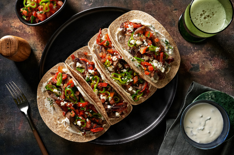 Fajita’s met biefstukreepjes, feta en pittige tomatensalsa