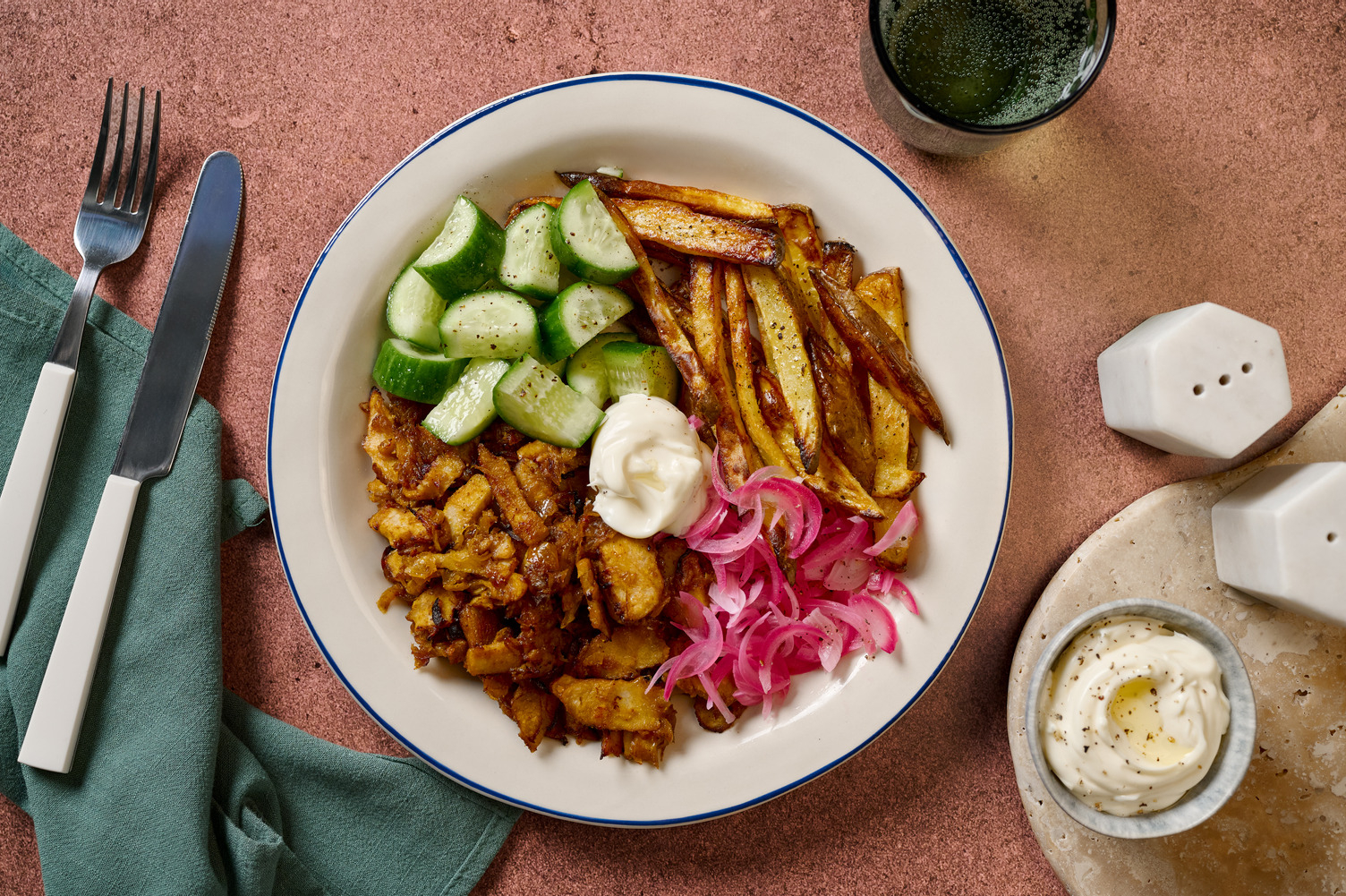 Döner-Teller mit knusprigem veganem Schawarma