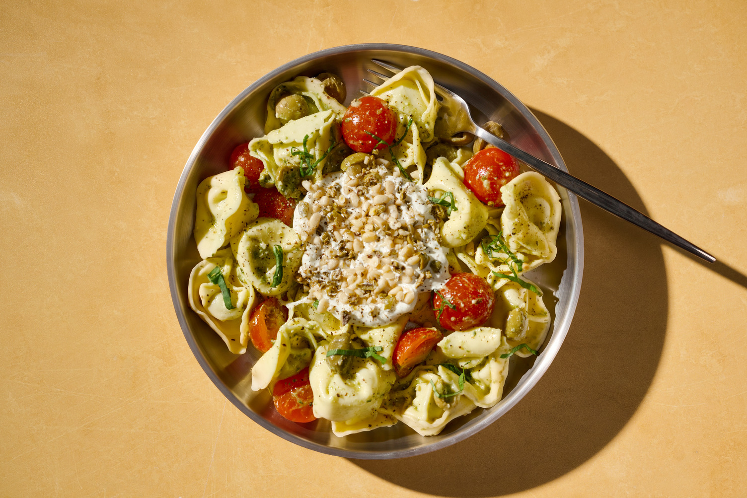 Frischer Tortellini-Salat getoppt mit Burrata