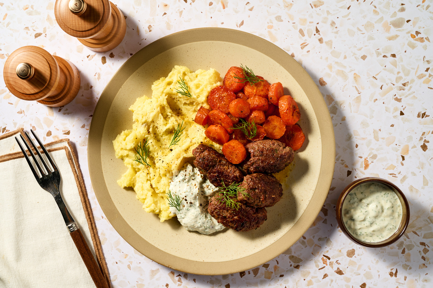 Lammhack-Köfte mit Dill-Dip