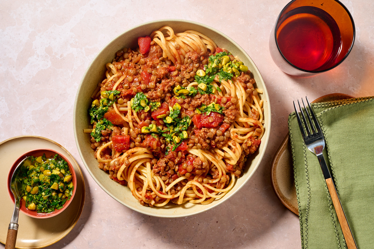 Shiitake-Beef mit Linsen auf frischen Linguine