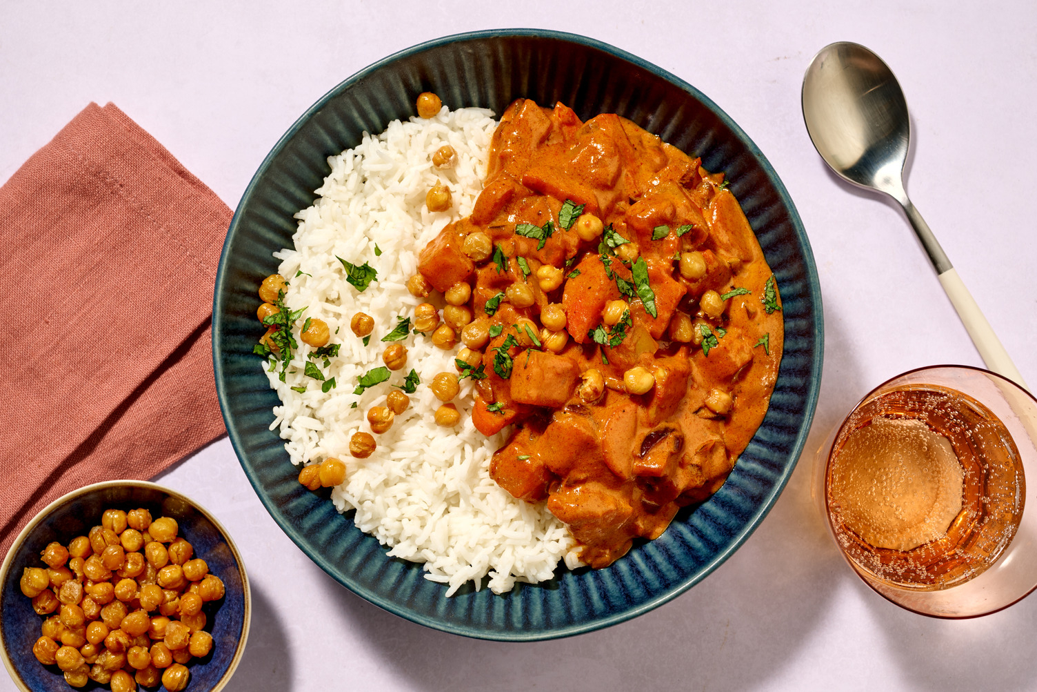 Kruidige pompoencurry met geroosterde kikkererwten