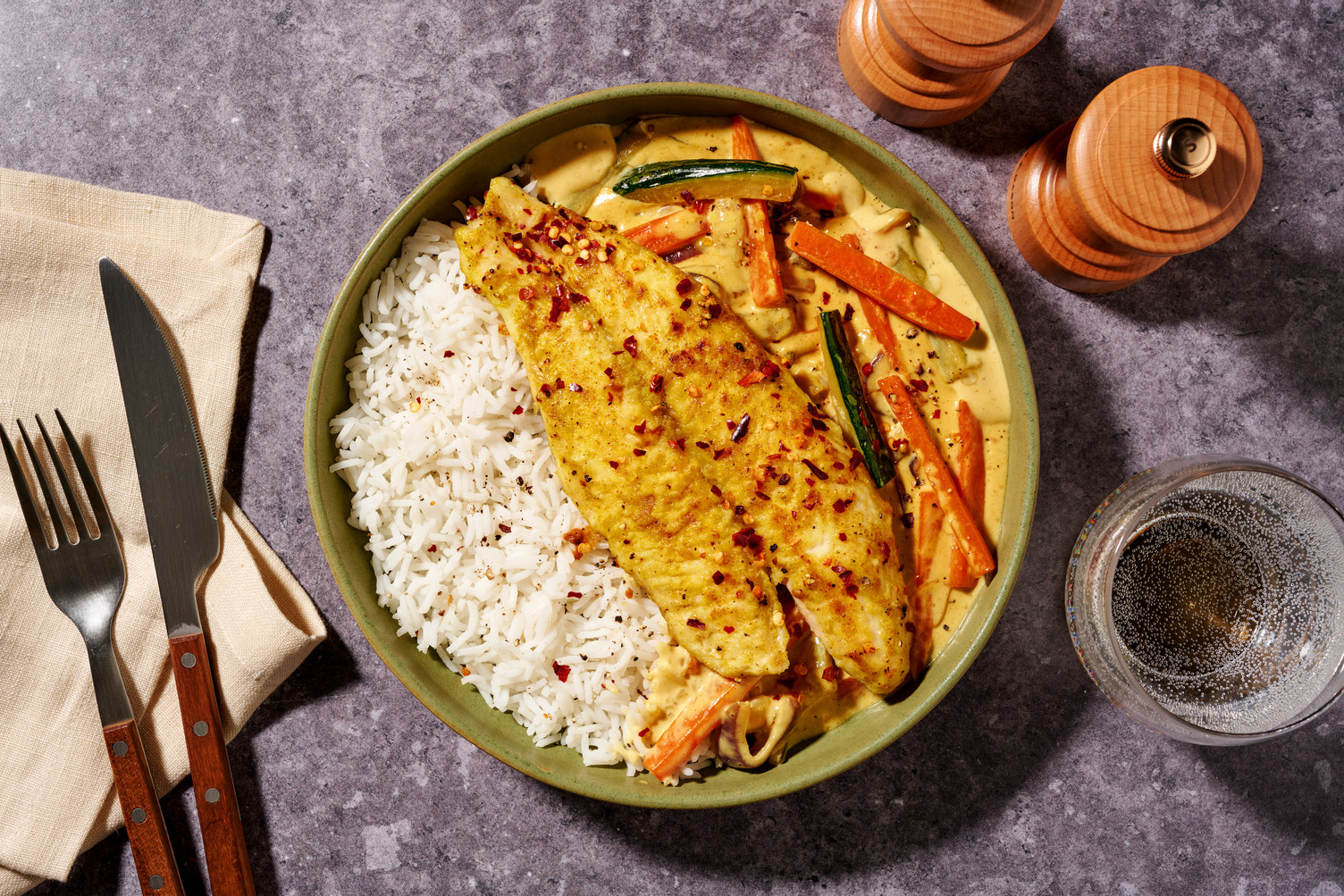 Fischfilet mit Curry-Chili-Butter auf Reis