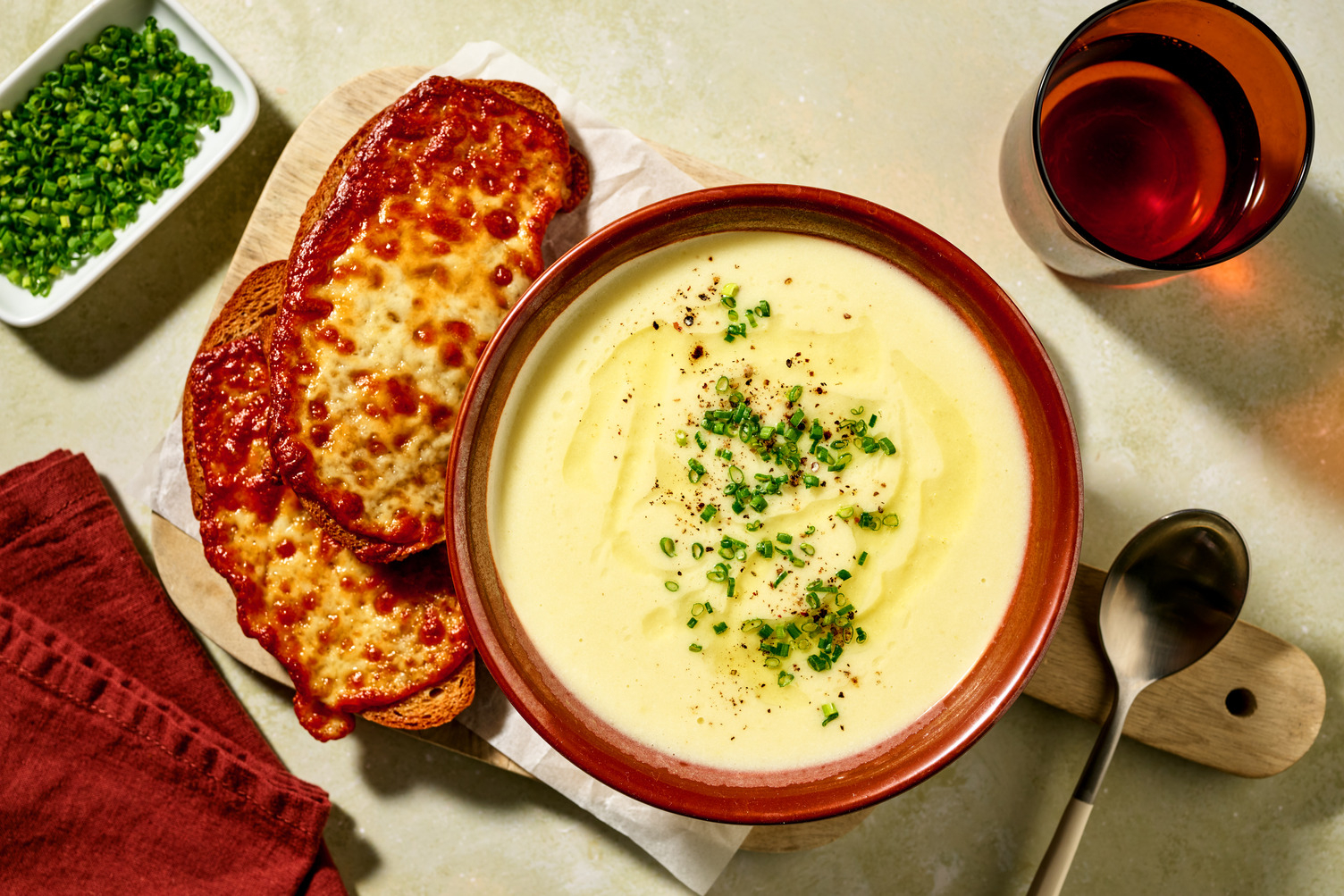 Belgische klassieker: witlofsoep met crostini en bieslook