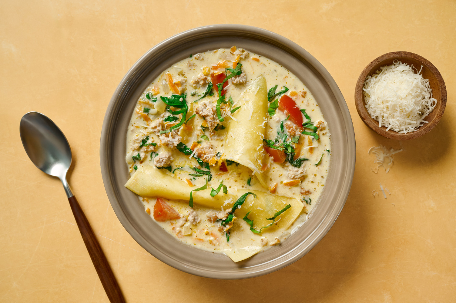 Romige lasagne-soep met worst en Parmigiano Reggiano