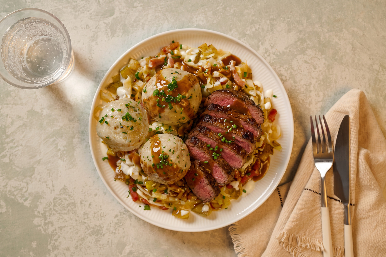 Speckknödel auf Krautsalat mit Bio-Roastbeef