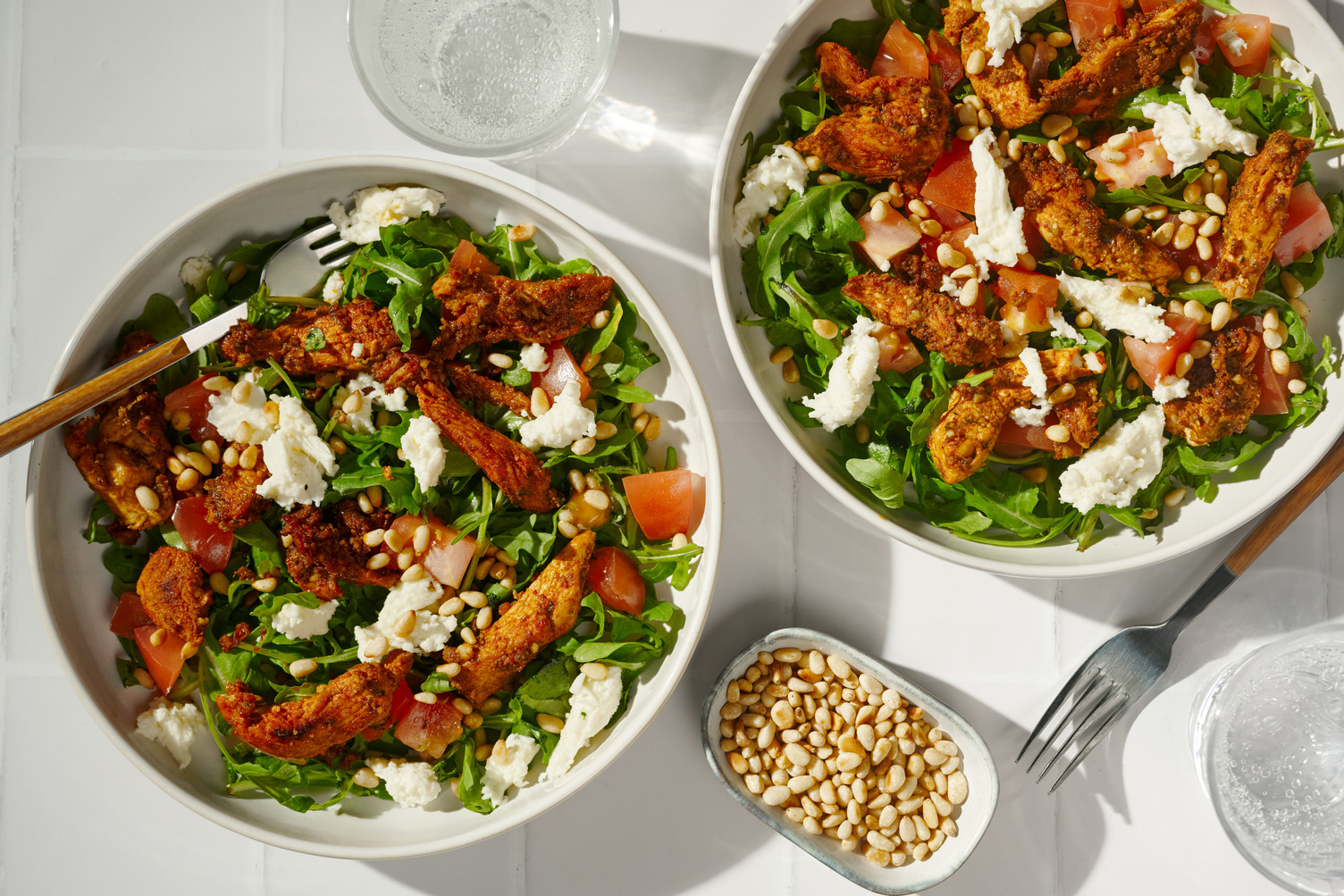 Tomate Mozzarella Salat mit Hähnchenstreifen