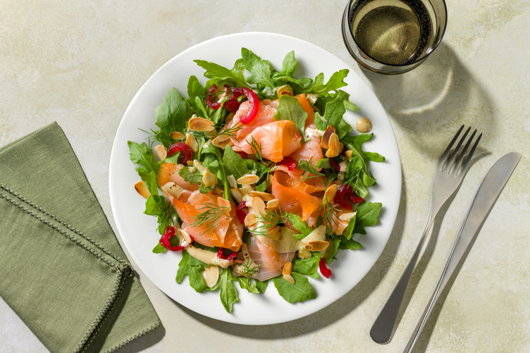 Feines Räucherlachs Carpaccio auf Rucolabett