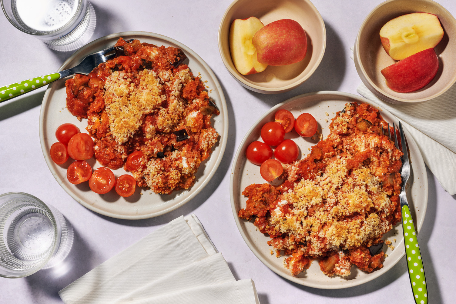 Menu enfant : crumble aubergine-chèvre & tomates