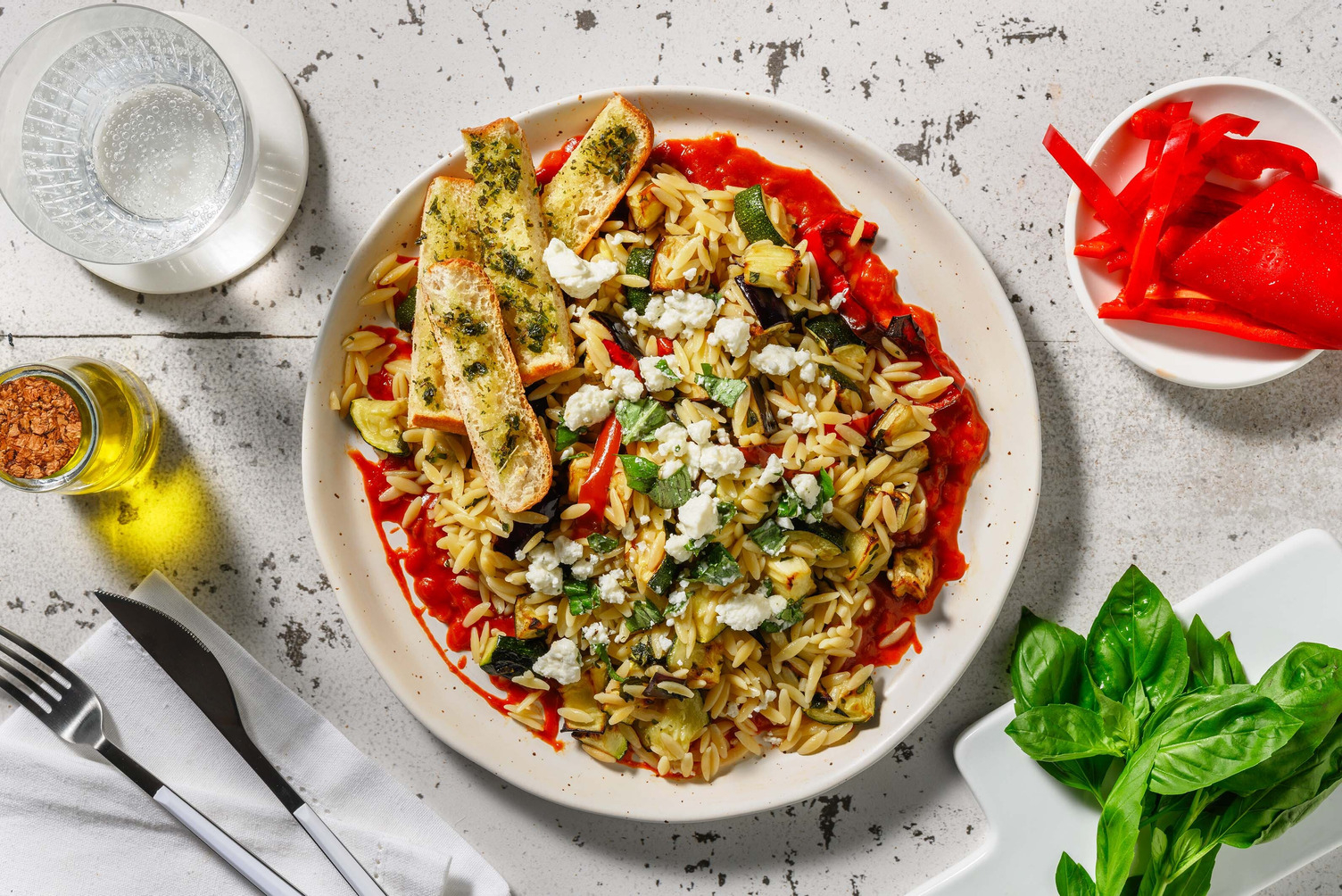 Orzo met geroosterde ratatouille en volkoren knoflookbrood