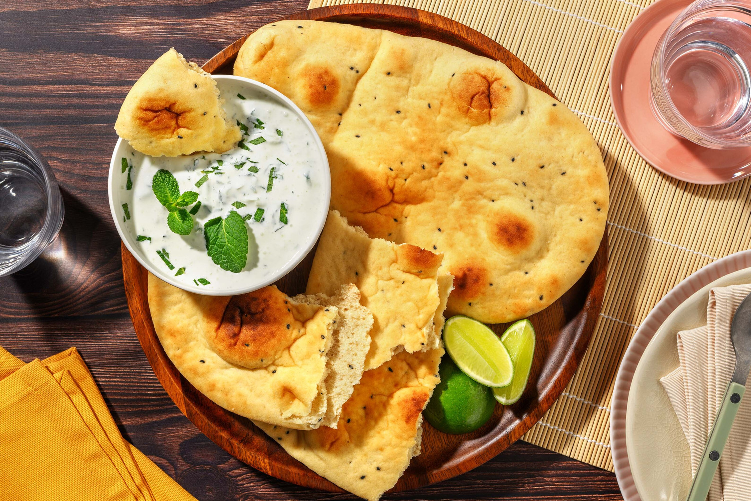Fluffiges Naan-Brot mit selbst gemachtem Raita-Dip