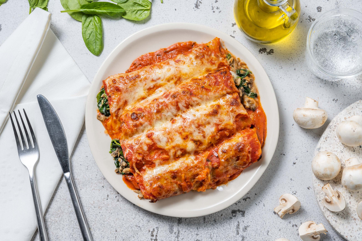 Cannelloni farcis aux épinards et champignons à la crème 