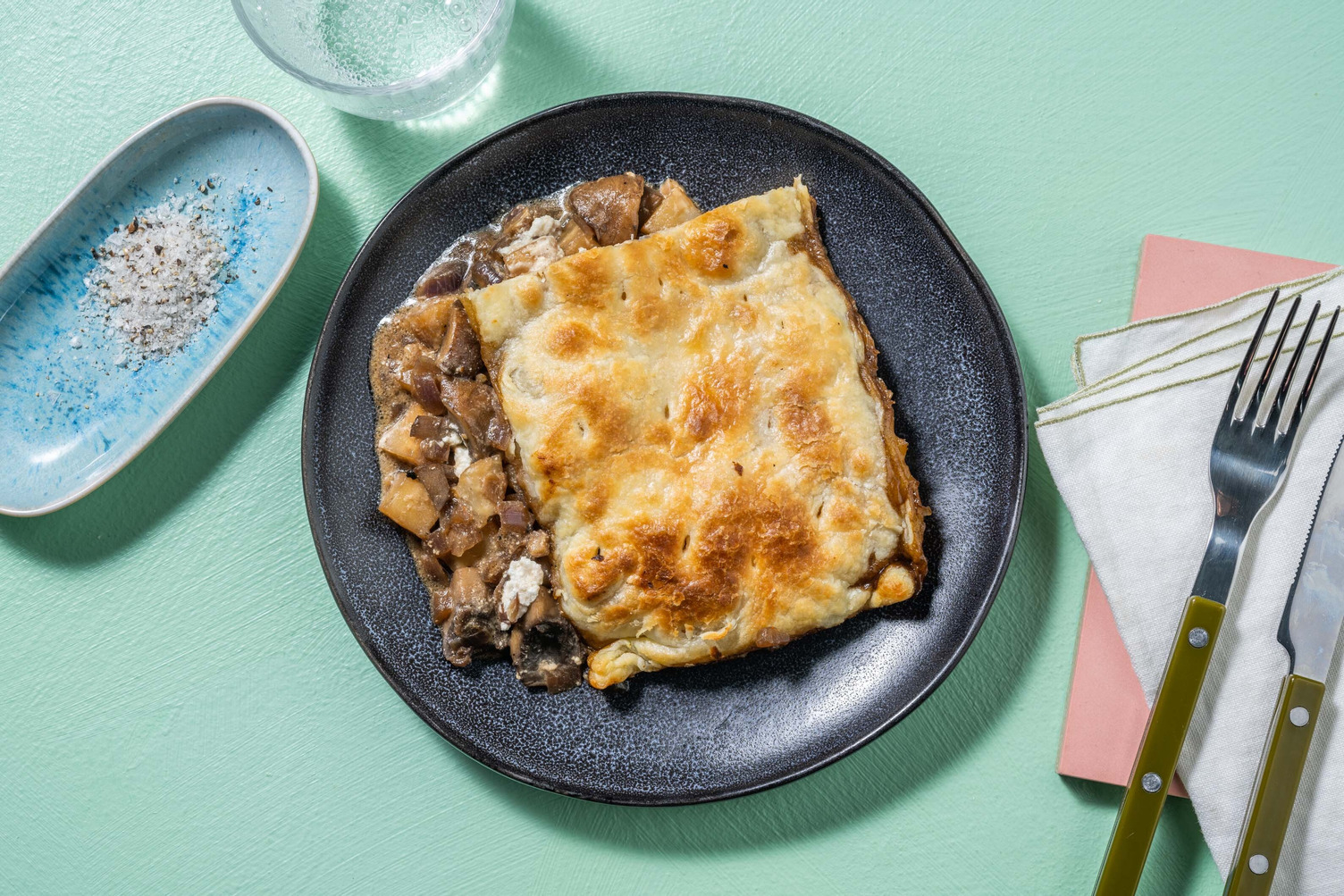 Pastei met geitenkaas en kastanjechampignons