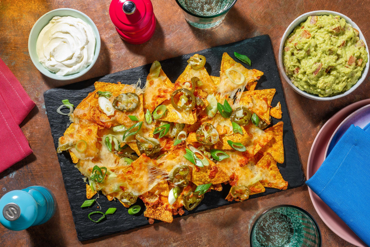 Assiette de nachos garnis et guacamole maison