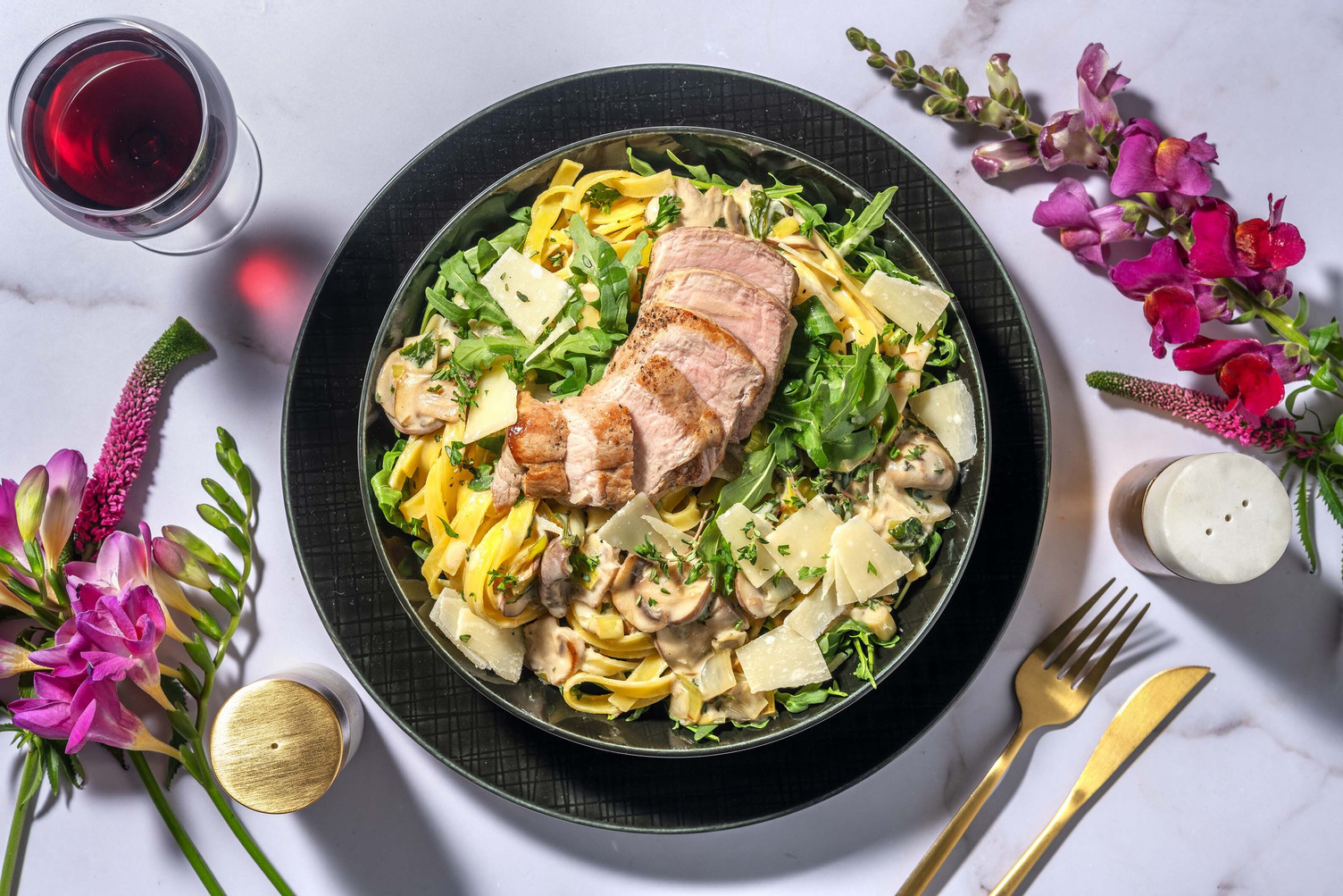 Truffel-paddenstoelen tagliatelle met varkenshaas