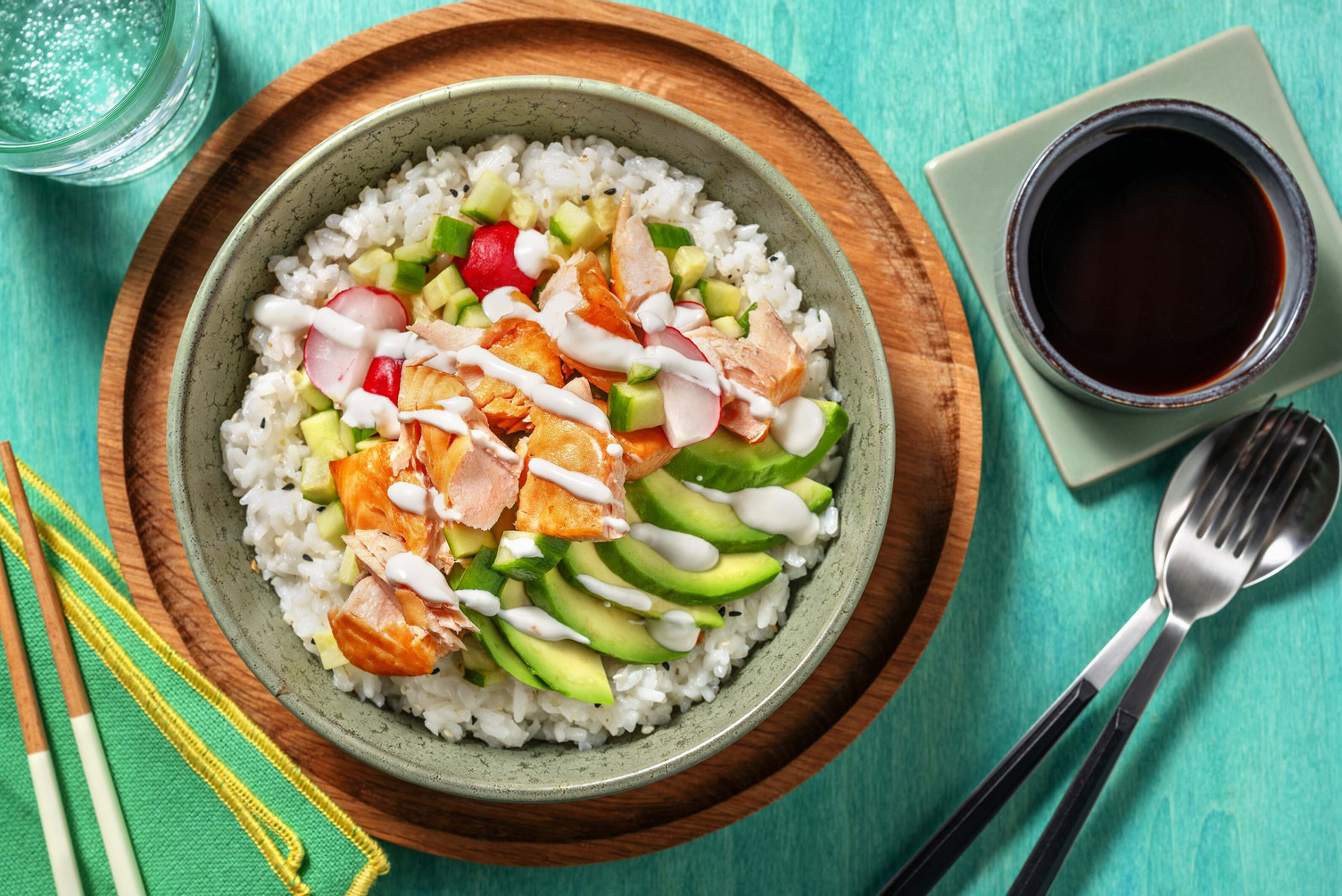 Sushibowl met warmgerookte zalm en avocado