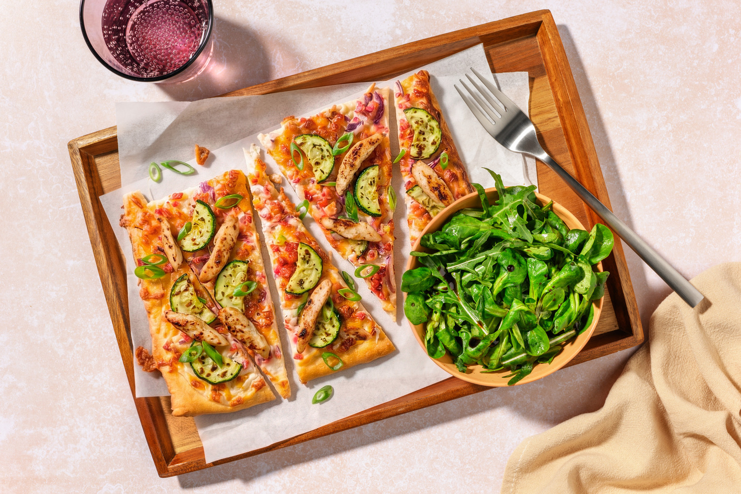 Flammkuchen mit Zucchini, Hähnchen und Honig