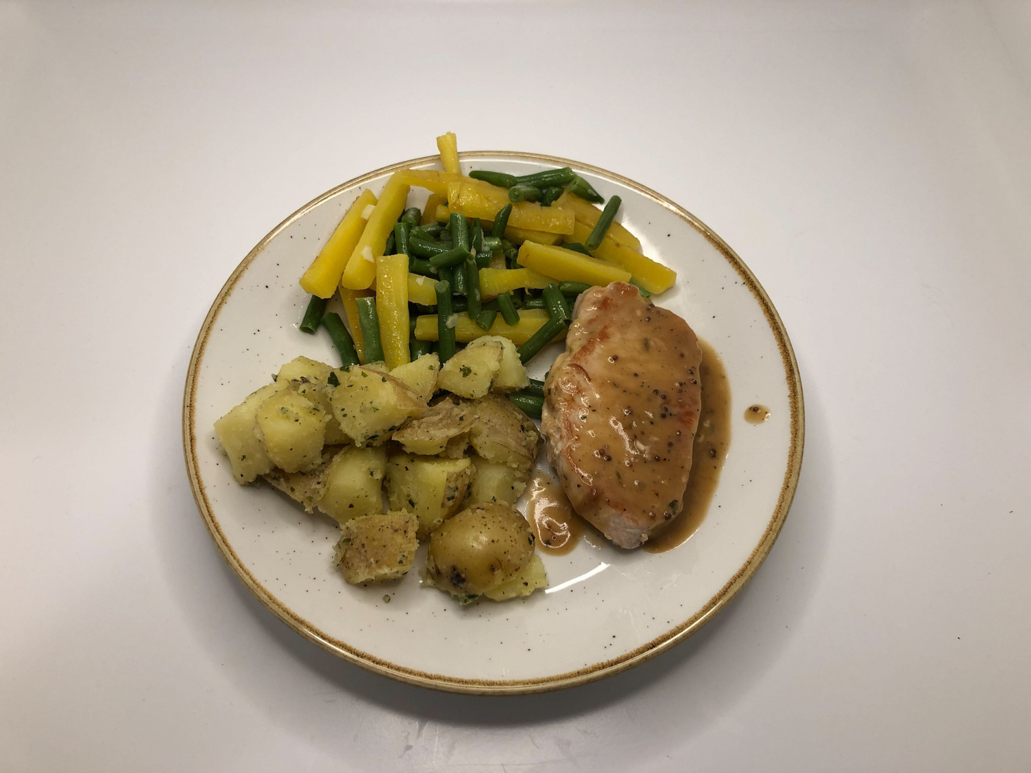 Schweinelachssteak in Senf-Frühlingszwiebelsoße