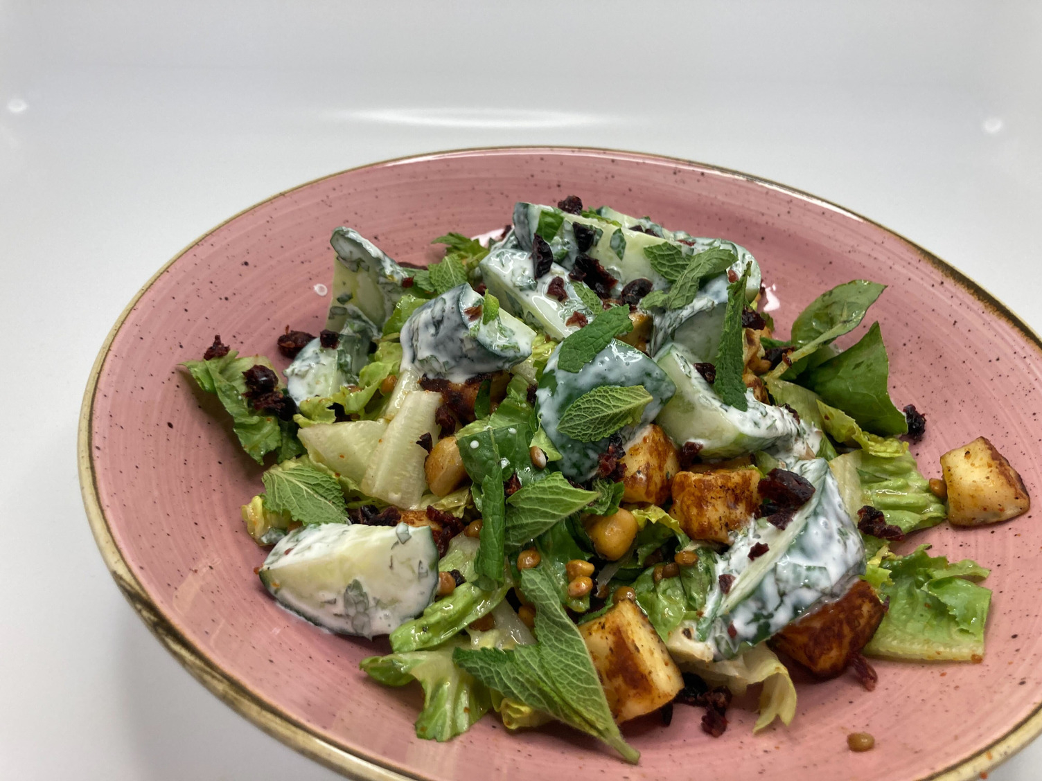 Warmer orientalischer Linsensalat