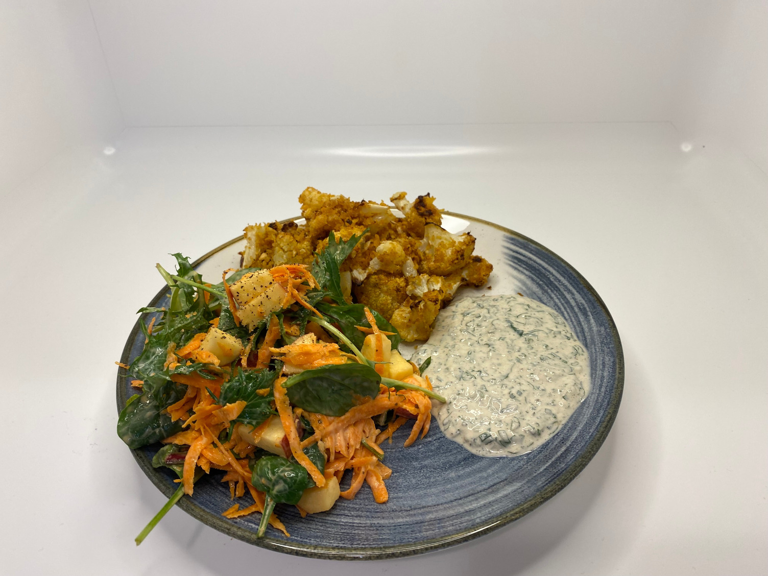 Panierter Blumenkohl mit Kräuterdip 