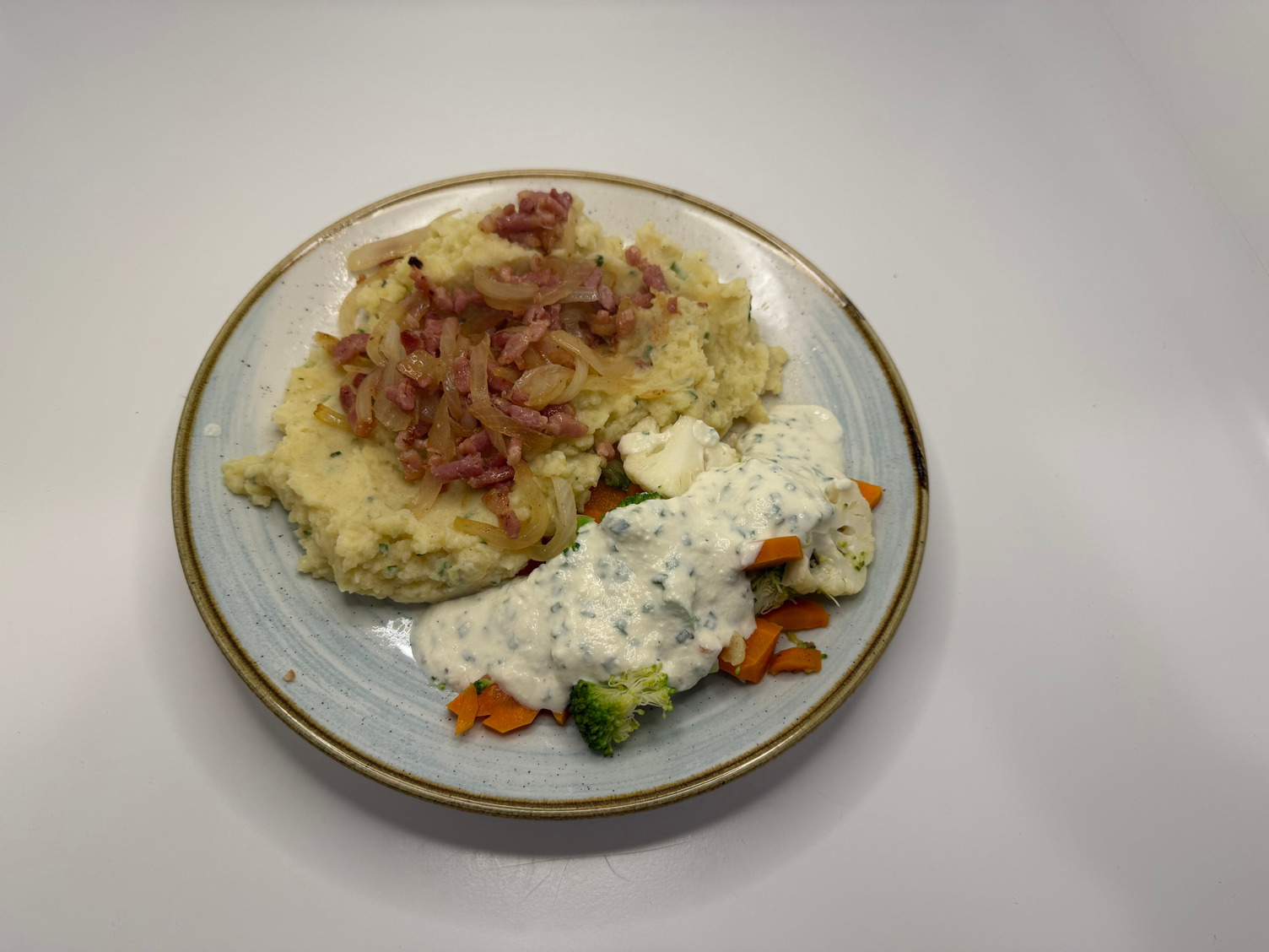 Karamellisierter Speck-Zwiebeln auf Kartoffelstampf