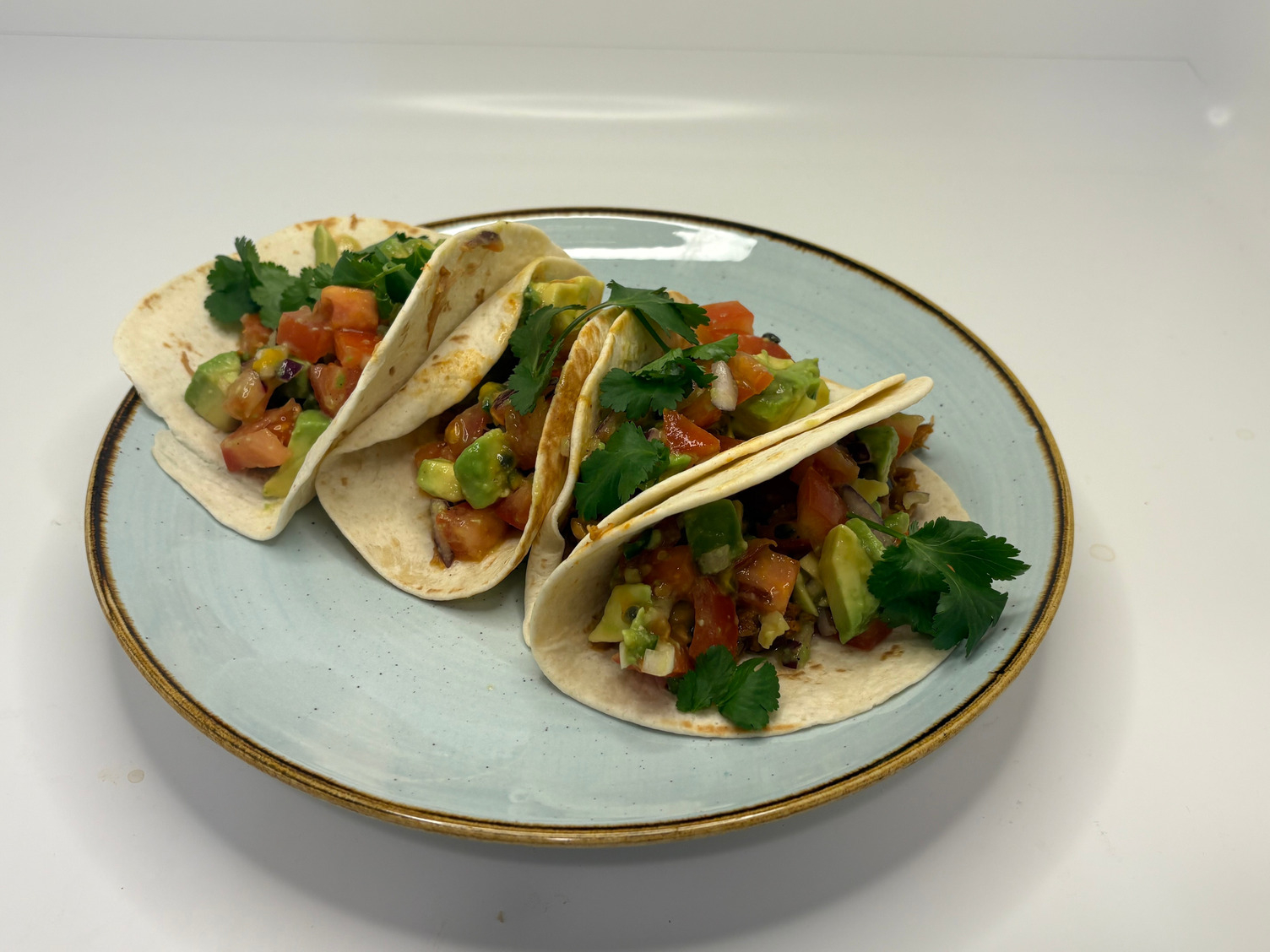 Gefüllte Tacos mit veganen Filetstücken