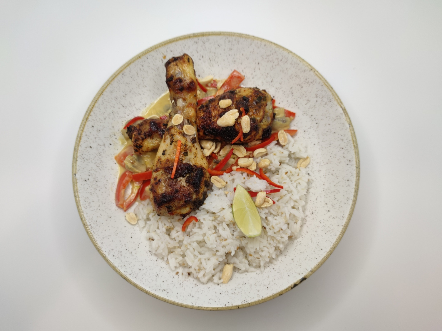 Thai-Hähnchenkeulen mit Kokos-Limetten-Soße