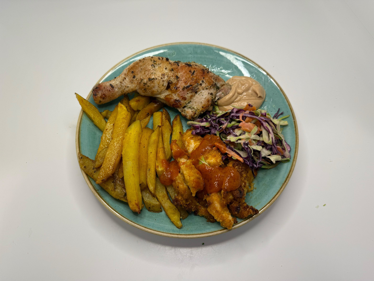 Hello Fried Chicken! Knusprige Hähnchenstreifen und Keule