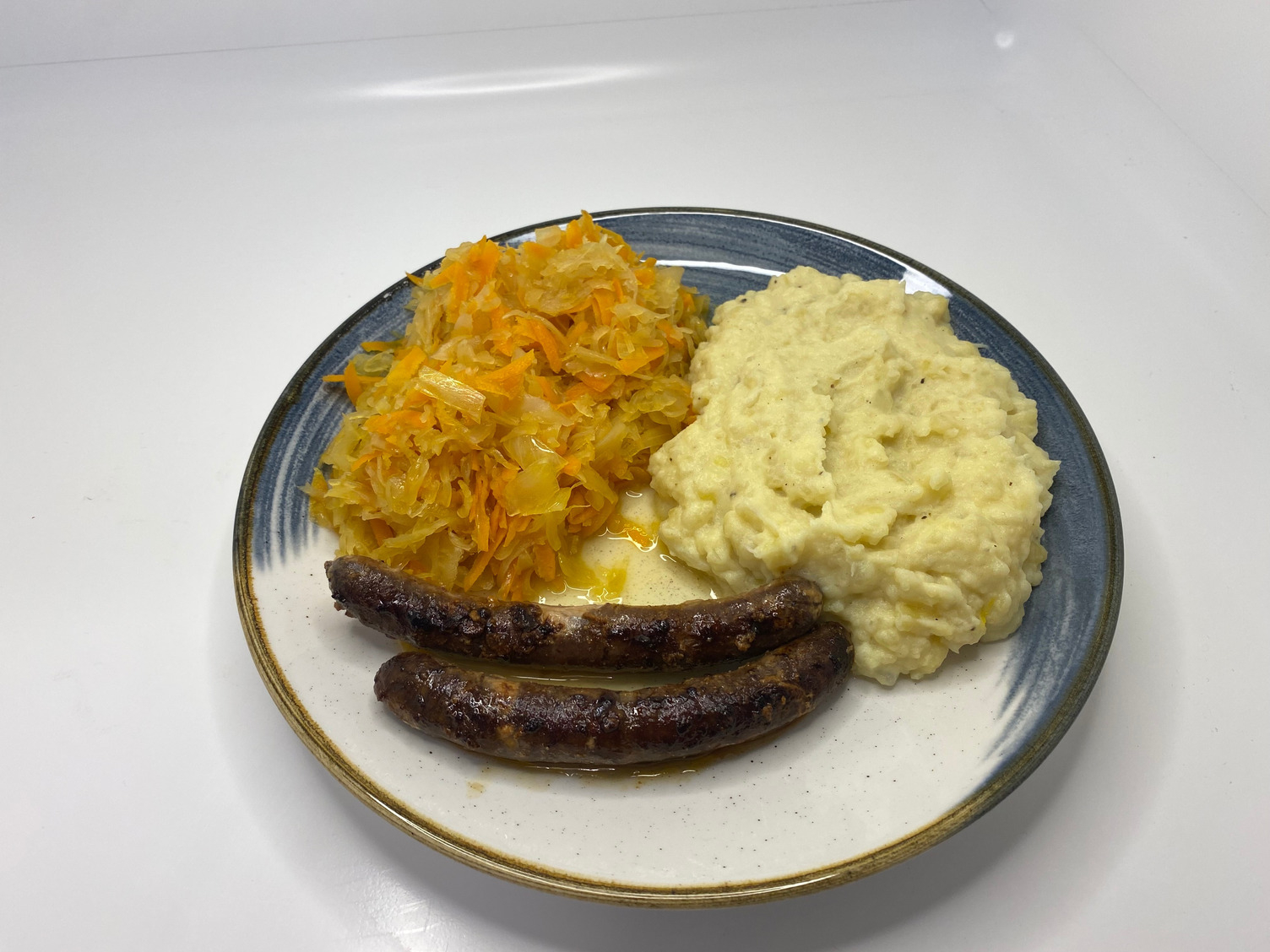 Rinderwürstchen und Sauerkraut