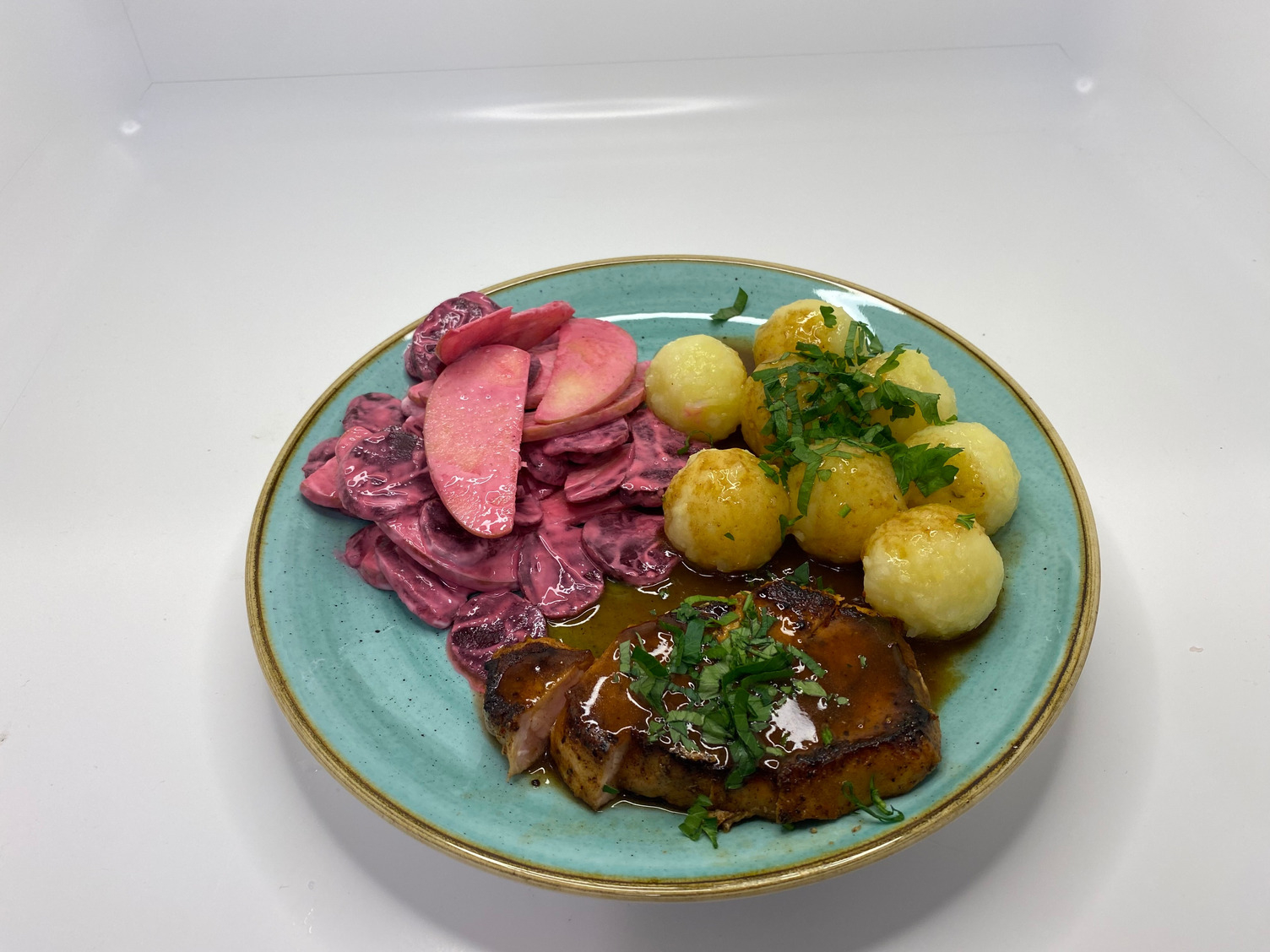 Schweinelachssteak mit Rote Beete-Salat