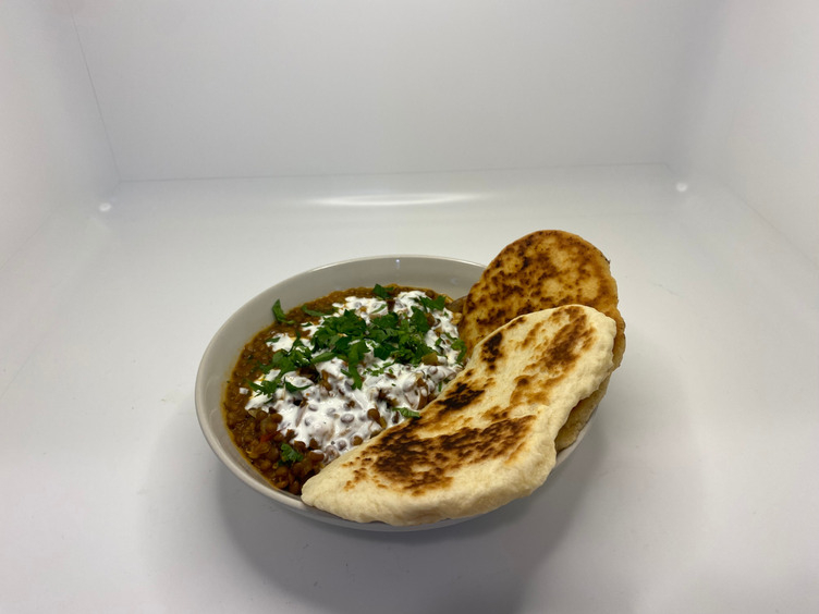 Selbst gemachtes Naan-Brot mit extra Bio-Halloumi