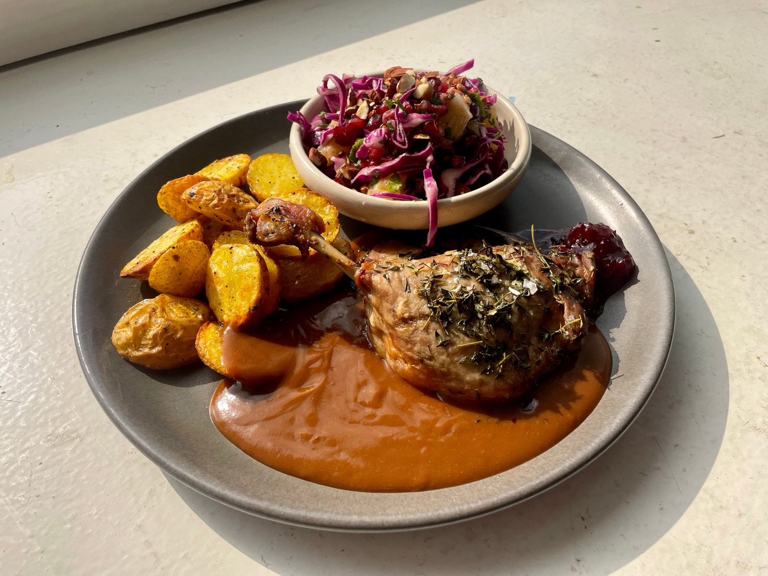 Konfiteret andelår og brun sovs