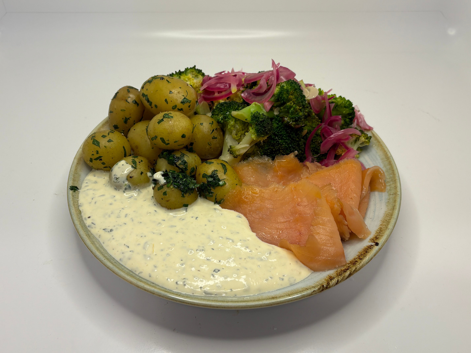 Räucherlachs mit Estragon-Senf Dip