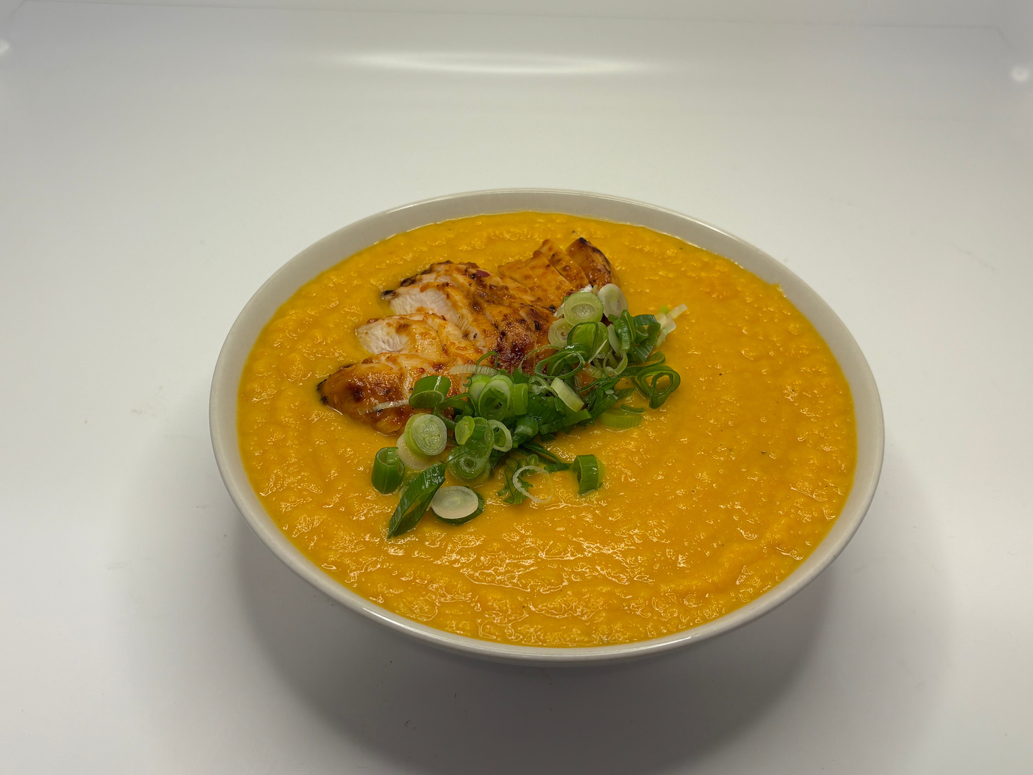 Süßkartoffel-Zitronengras-Suppe mit spicy Bio-Hähnchen