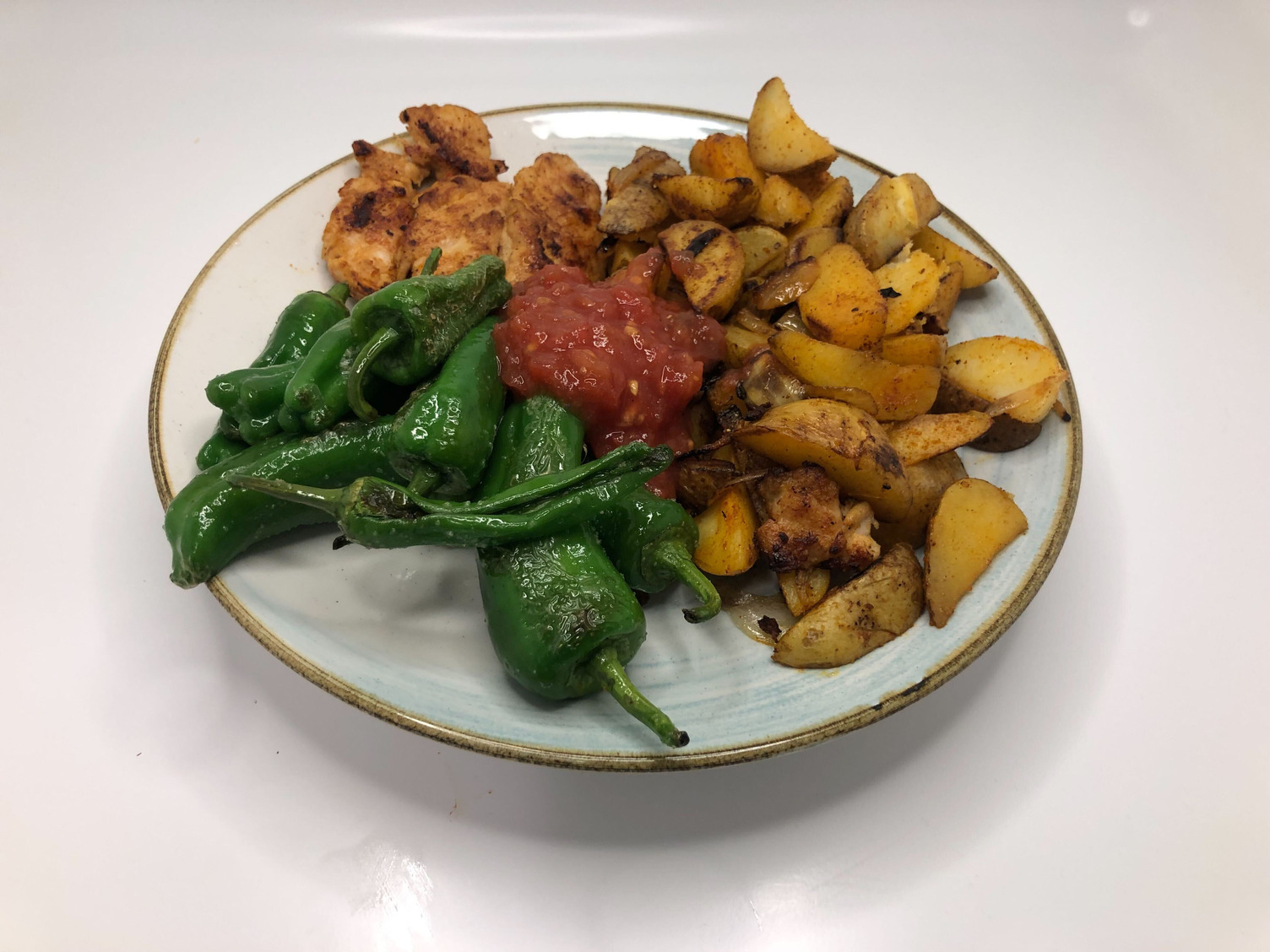 Patatas Bravas mit Pimientos de Padrón