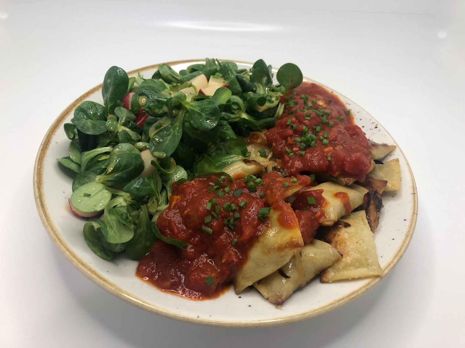 Maultaschen mit Tomatensoße und extra Bio-Feta