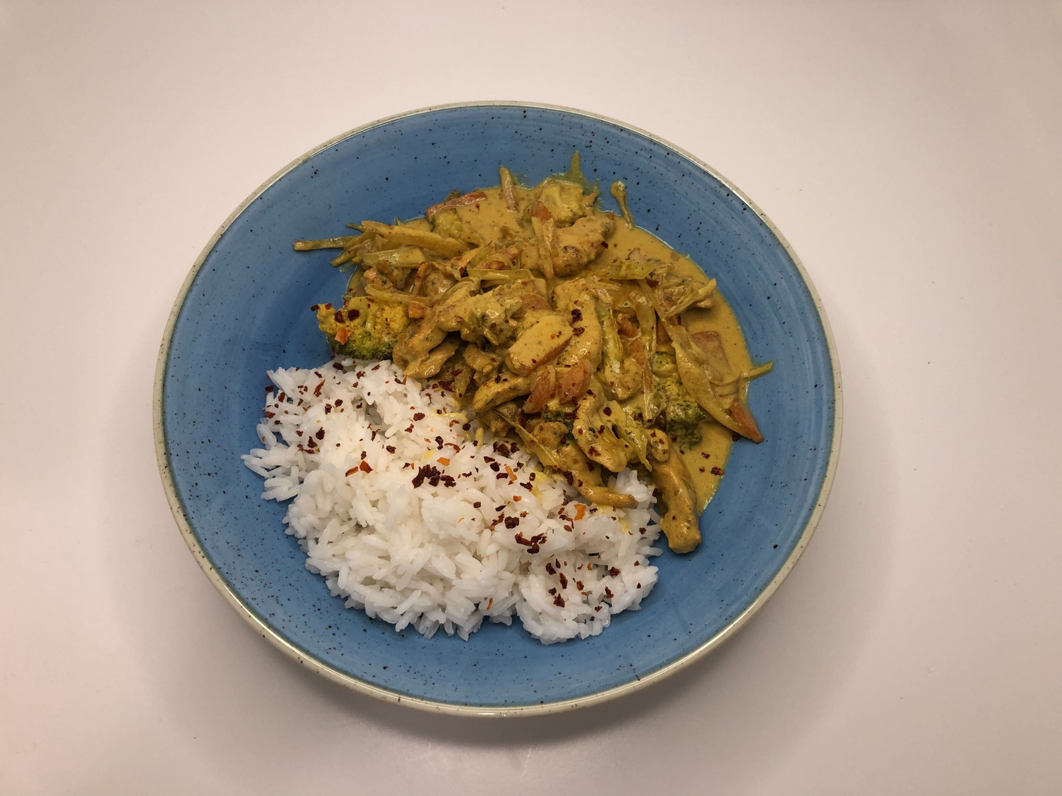 Hähnchenstreifen in Curry-Sahne-Soße
