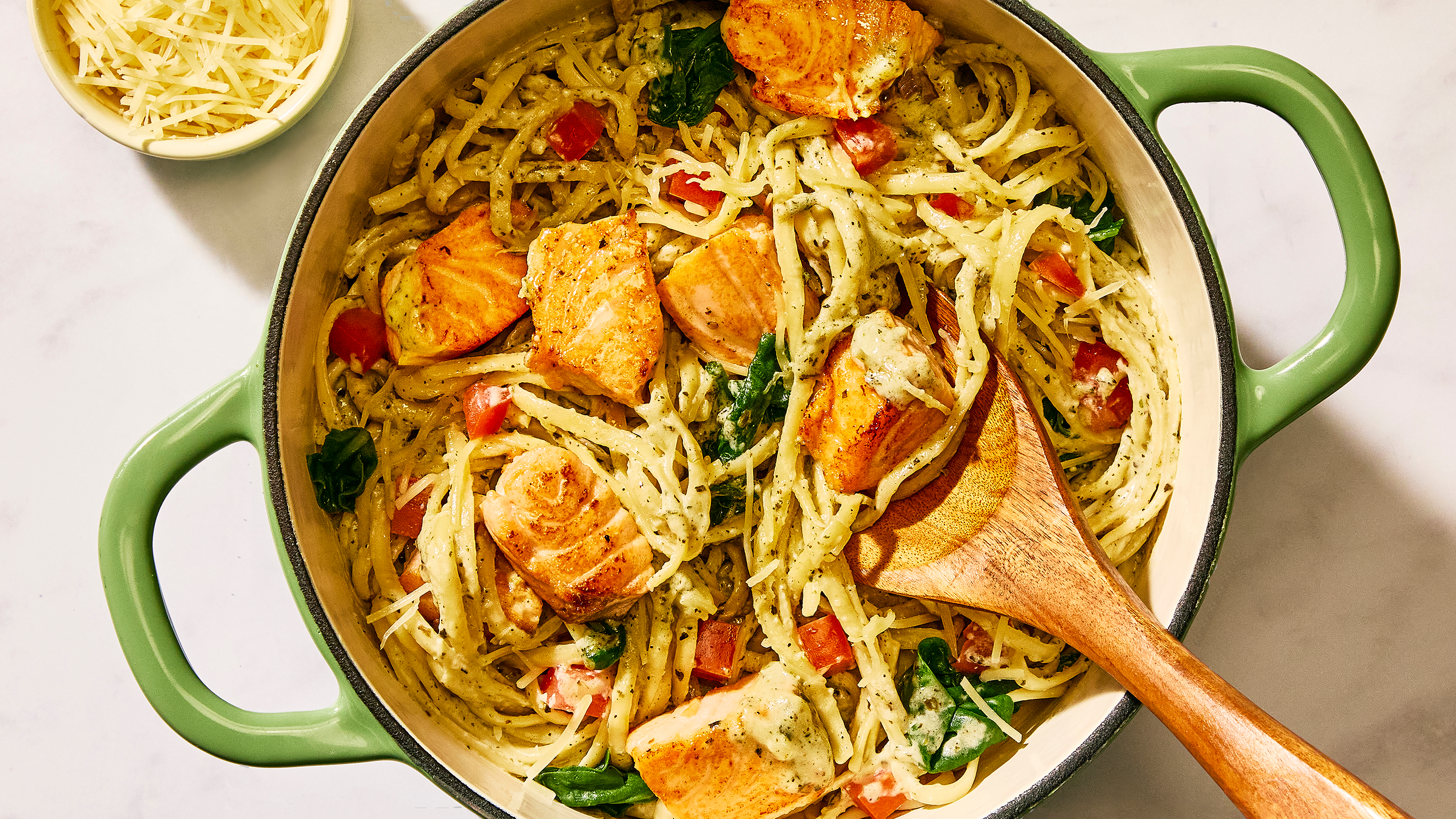 Tout-en-un : Linguines au double saumon dans une sauce Alfredo