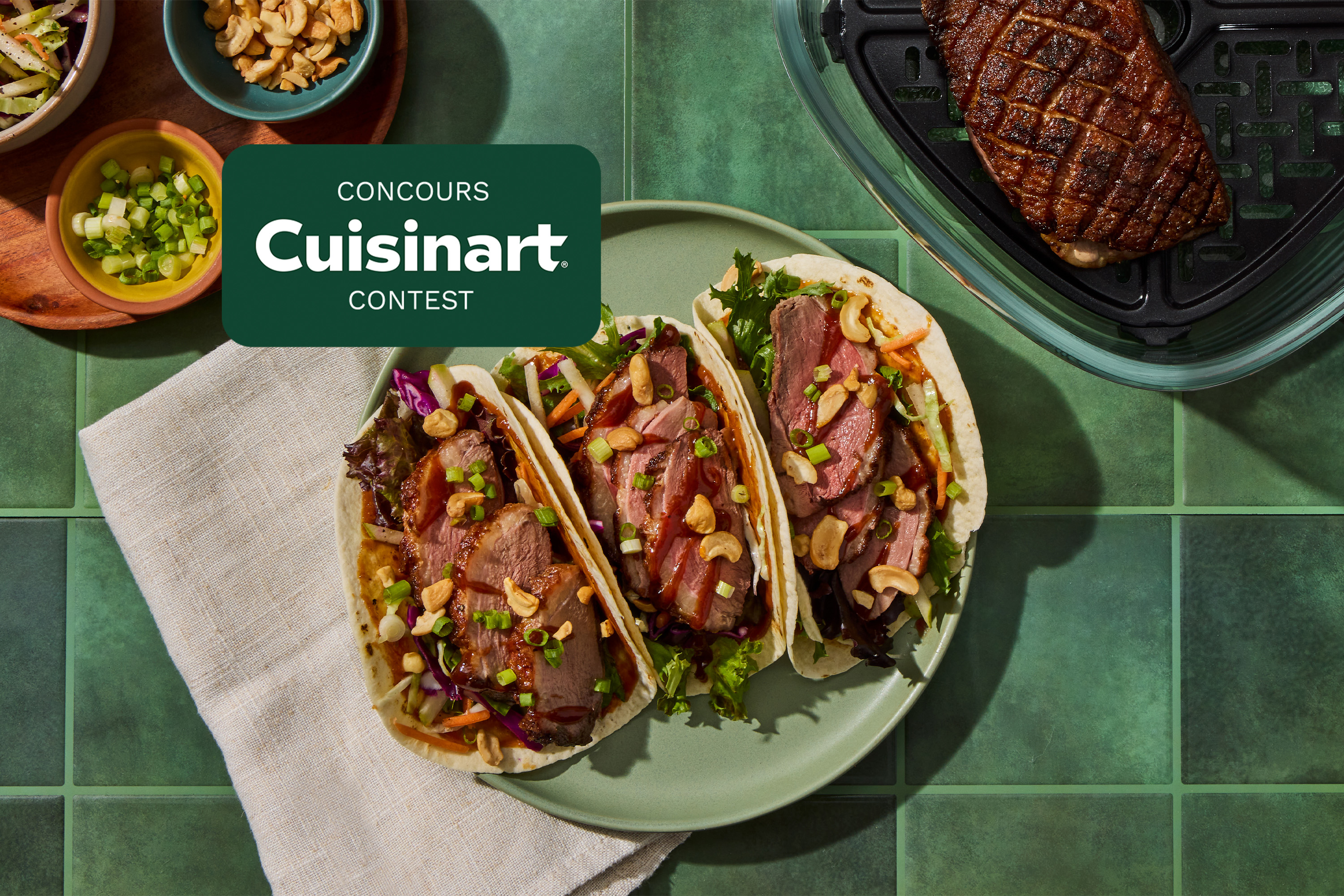 Tacos de canard à la sauce hoisin et arachides avec salade de chou et de poires, noix de cajou et ail croustillant