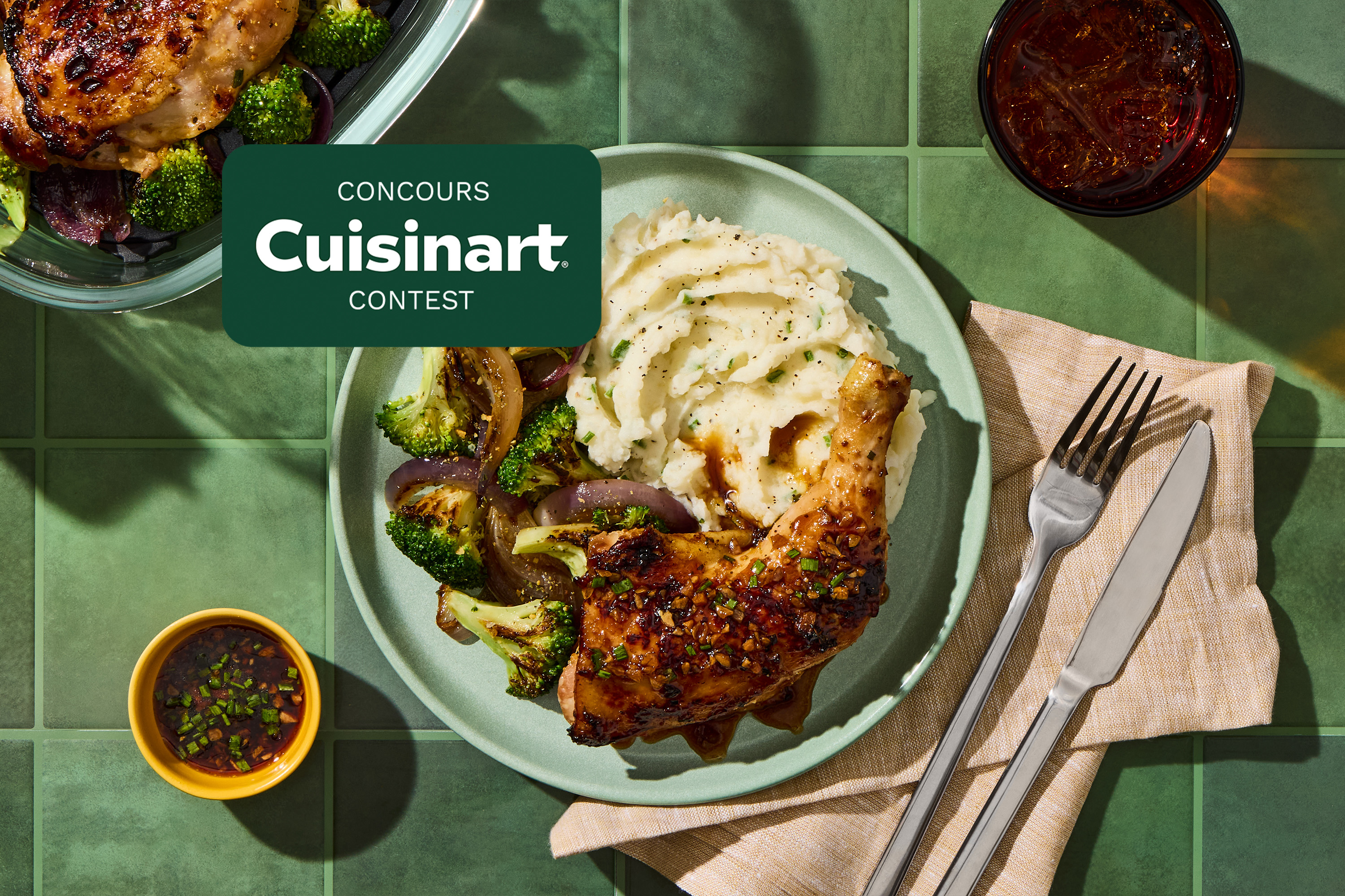 Double pilons de poulet au miel et à l’ail avec purée à la ciboulette et brocoli