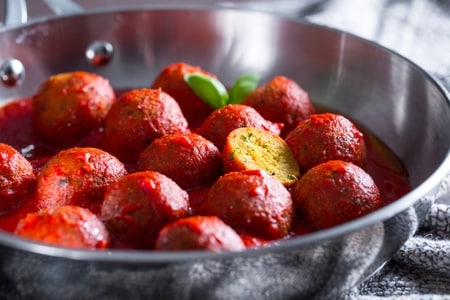 Pallotte cacio e ova al sugo stile abruzzese