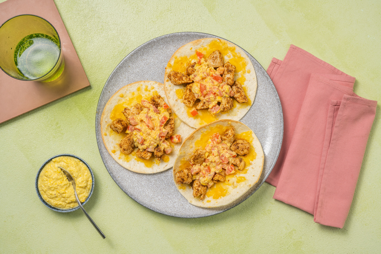 Tacos de pollo con queso fundido