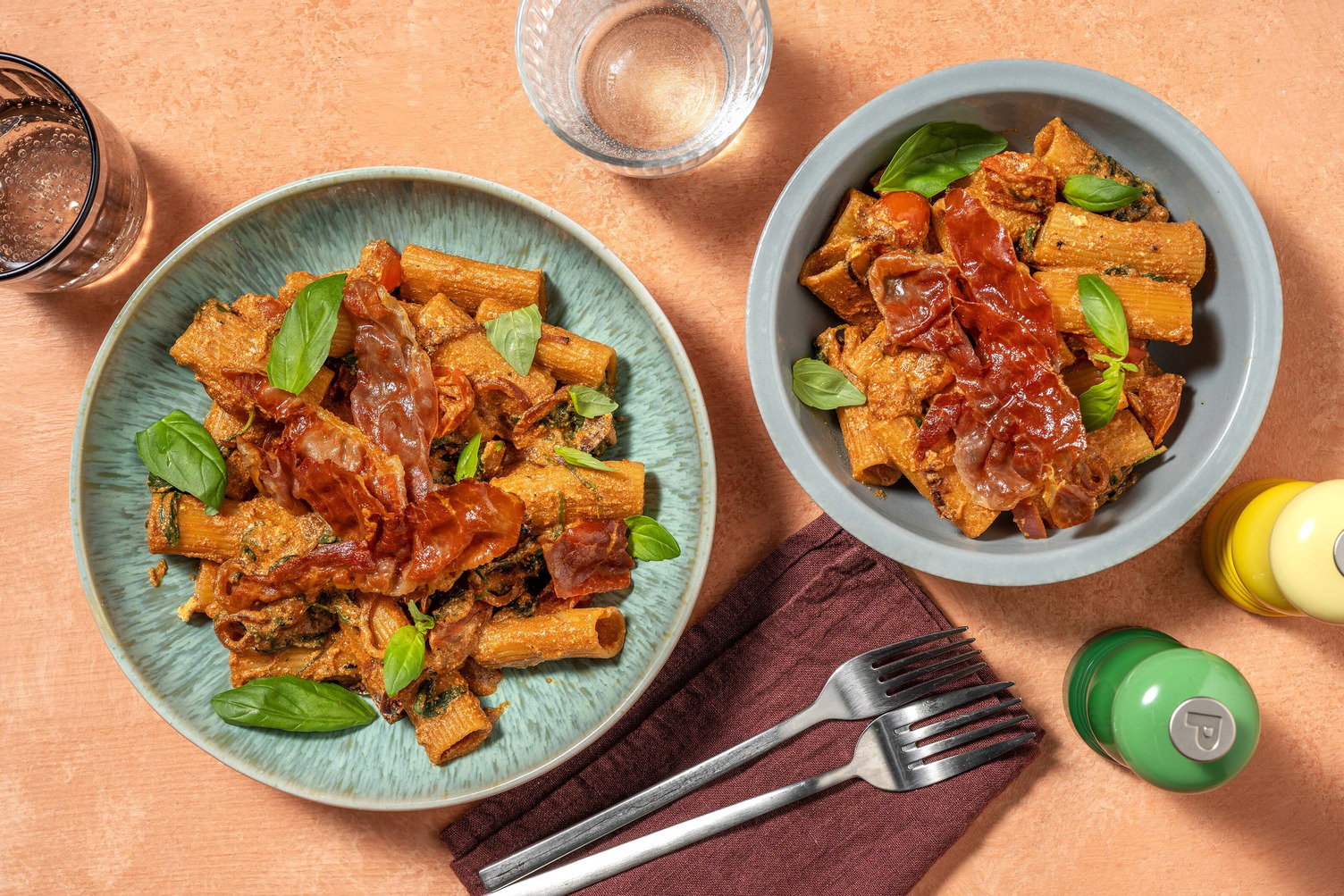Pasta med krispig prosciutto och strimlad kycklingbröstfilé