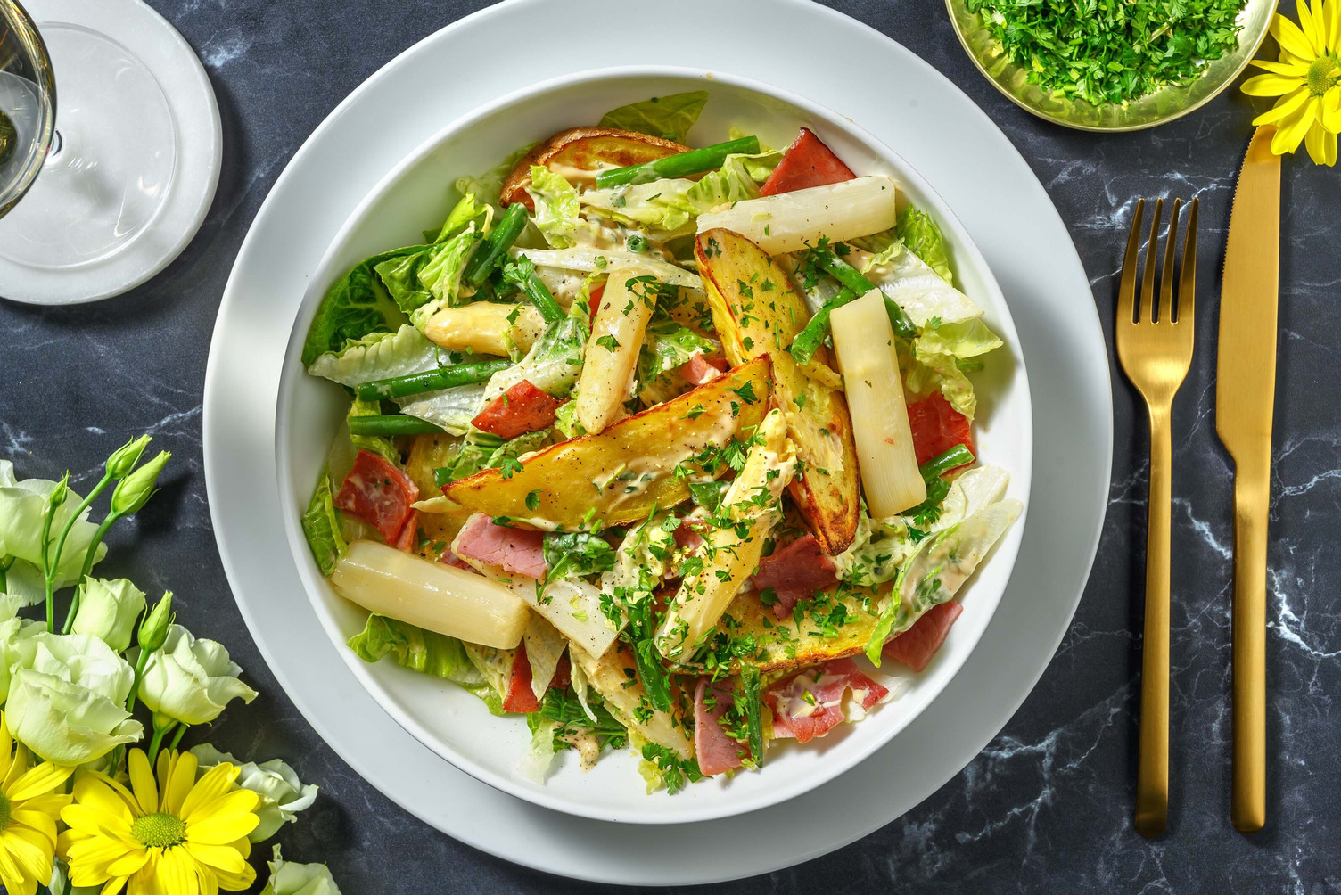 Spargelsalat mit Prosciutto & Kerbeldressing